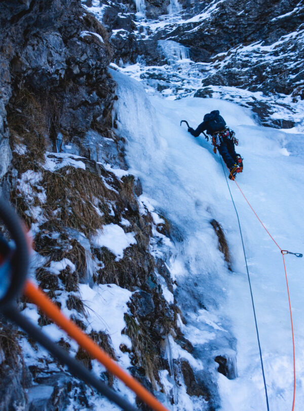 Mountain Beat - IJsklimmen - cursus bevroren waterval klimmen